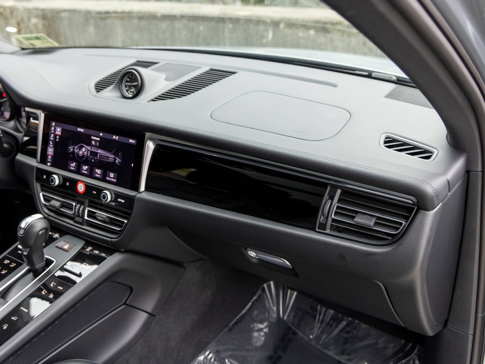 Certified 2026 Porsche Macan AWD/4WD image 63