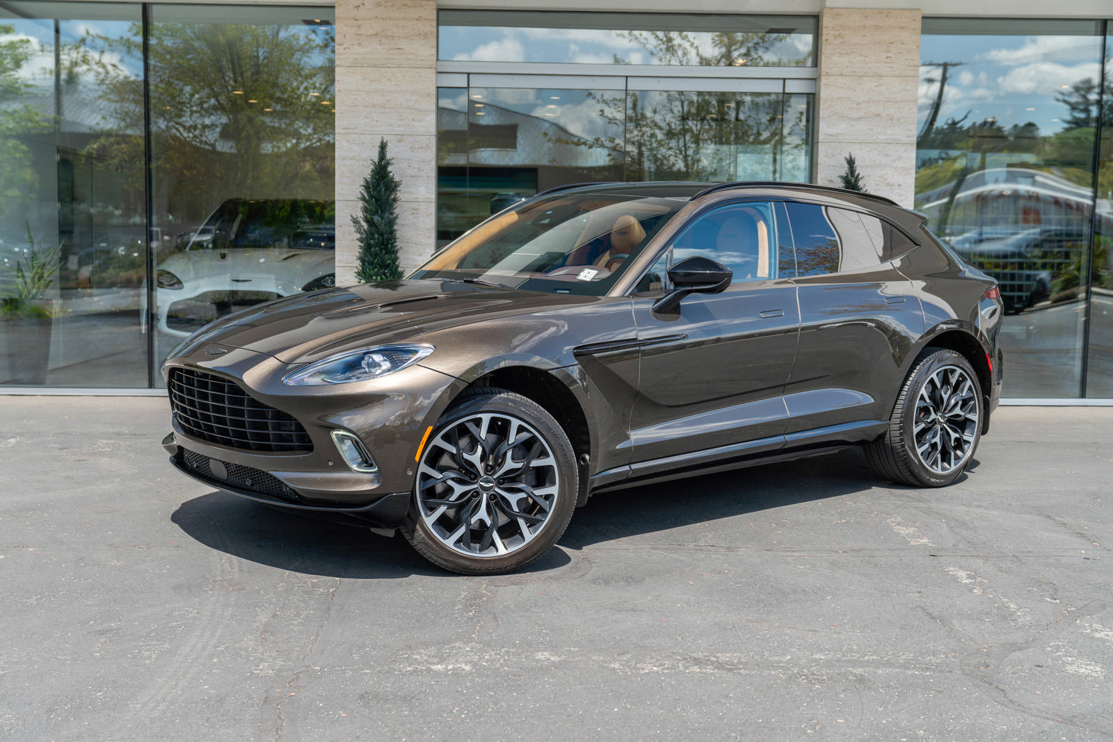 Used 2021 Aston Martin DBX image 45