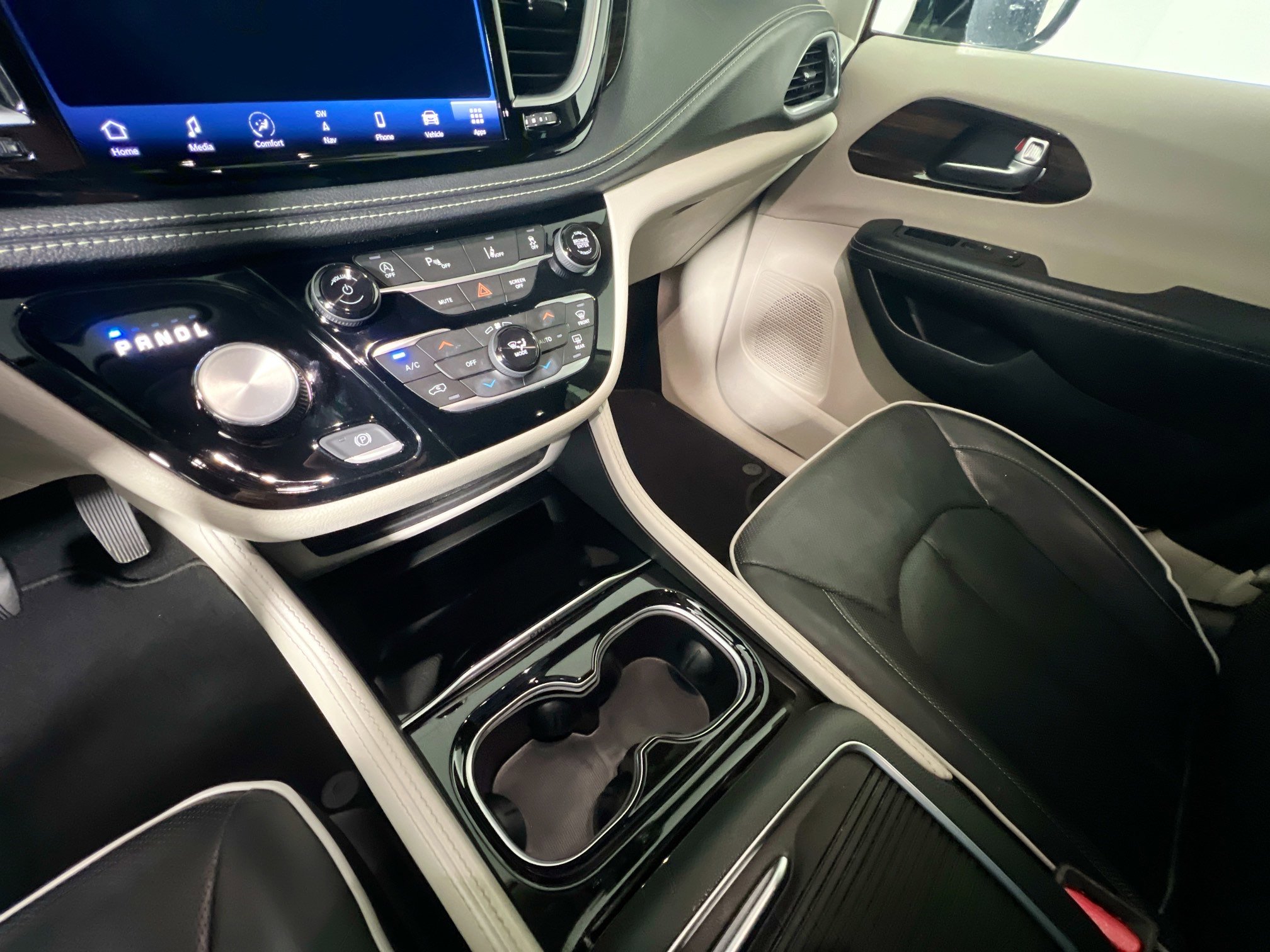 Used 2023 Chrysler Pacifica Limited image 26