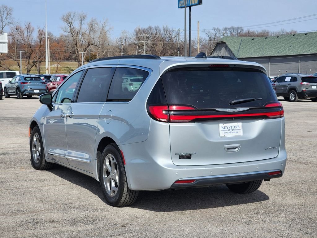Used 2023 Chrysler Pacifica Limited image 7