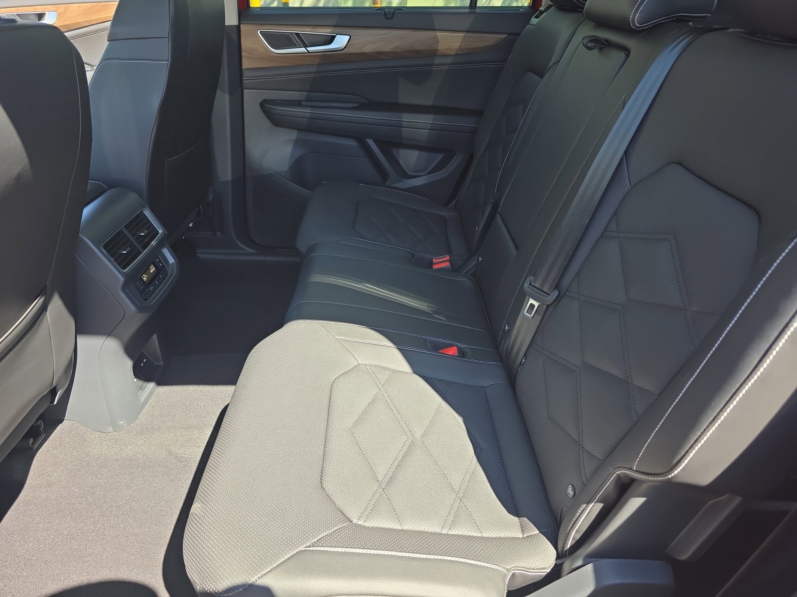 Used 2024 Volkswagen Atlas SE image 17