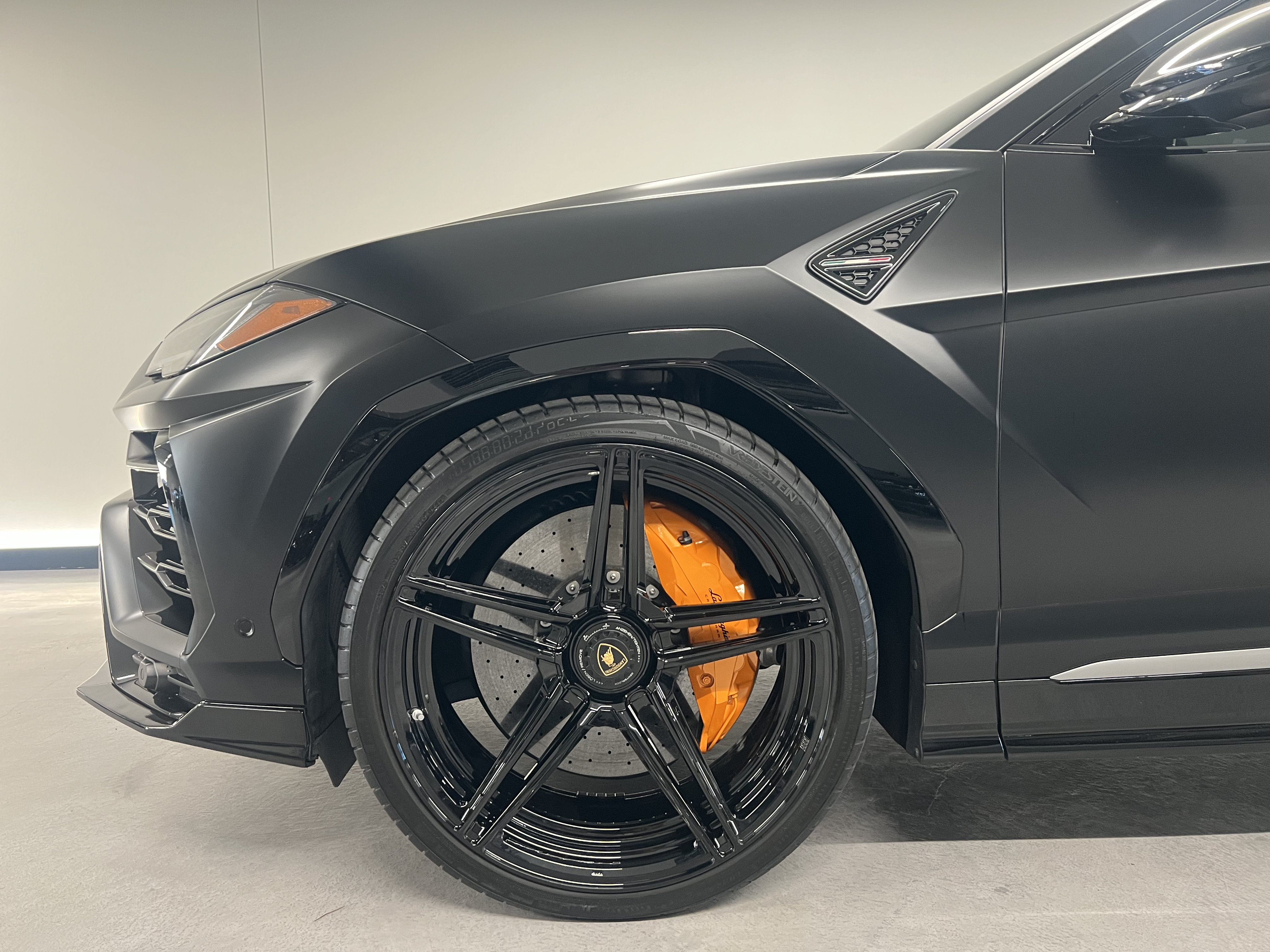 Used 2021 Lamborghini Urus AWD/4WD image 29