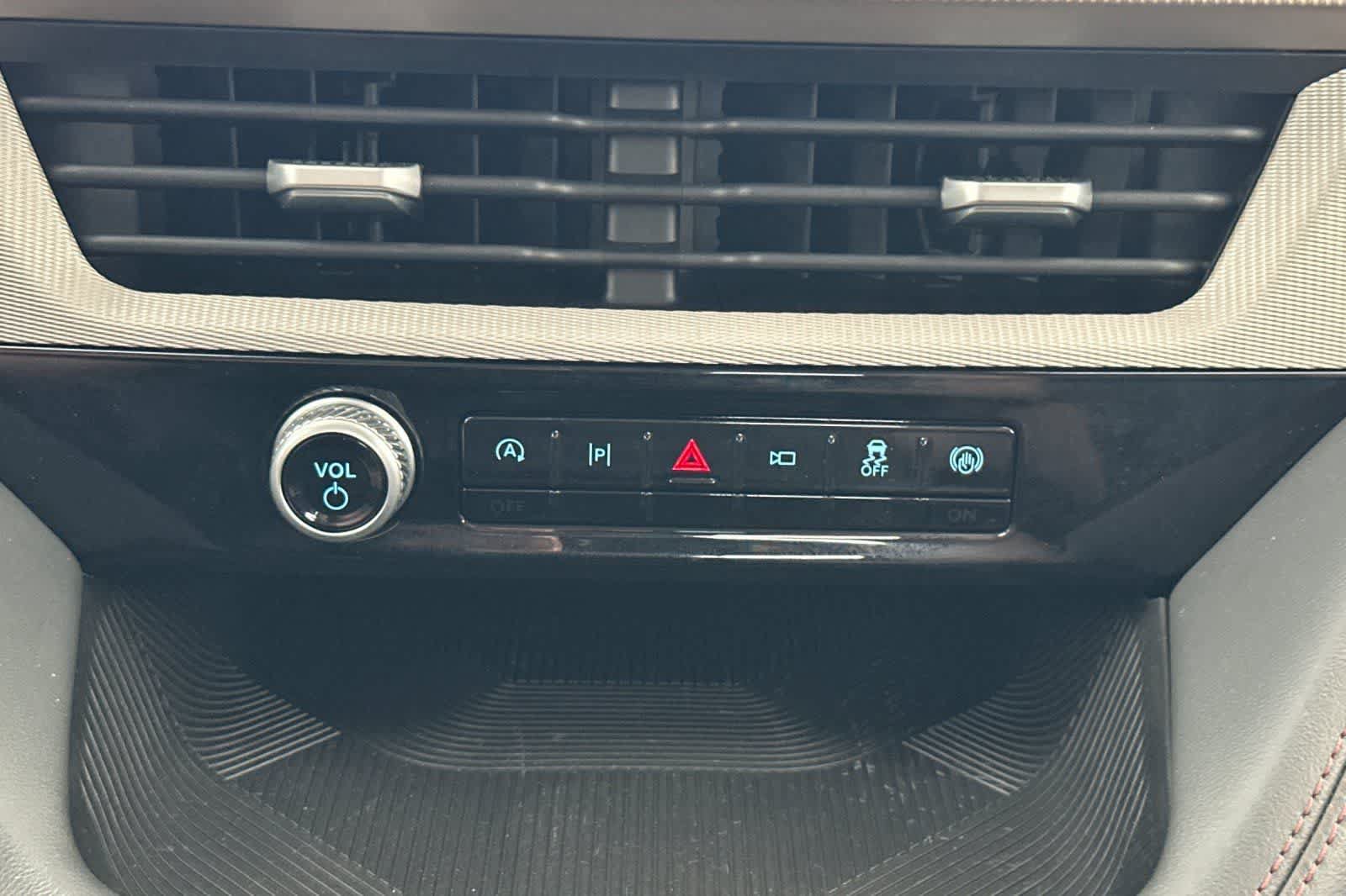 Used 2025 Ford Explorer Active AWD/4WD image 23