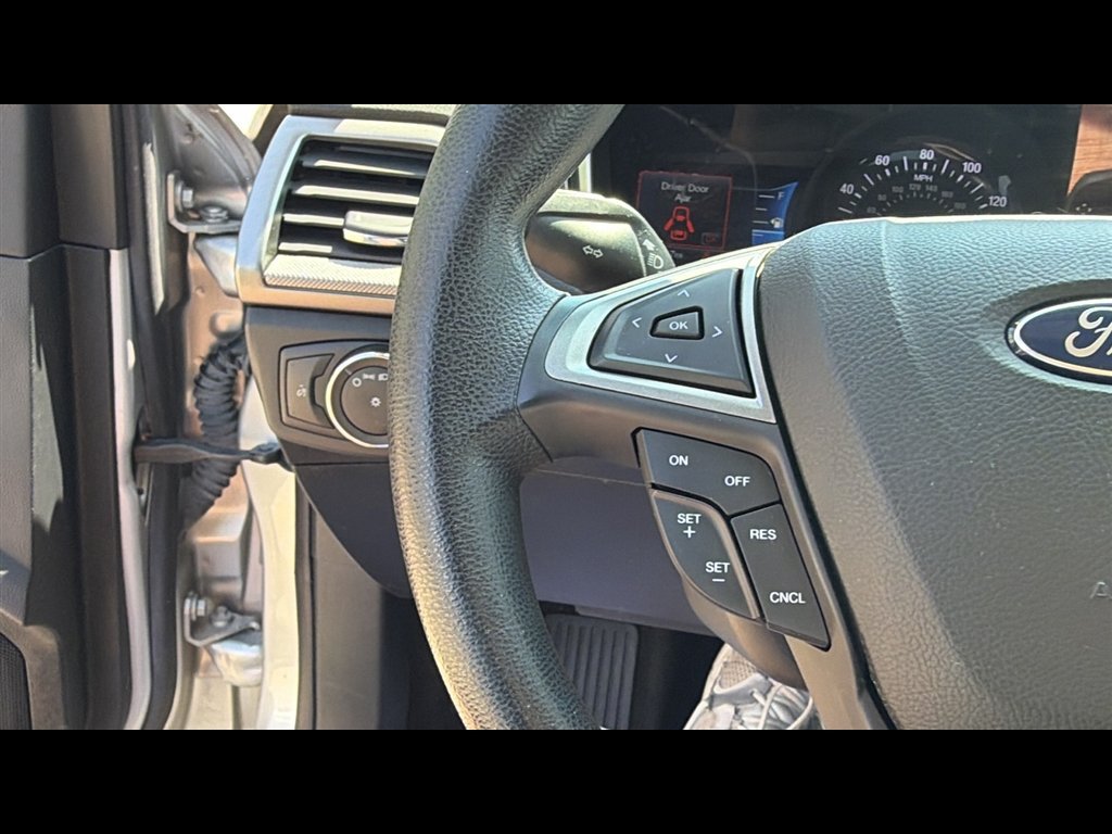 Used 2017 Ford Fusion SE w/ Fusion SE Technology Package FWD image 13