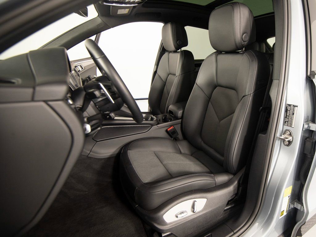 Certified 2025 Porsche Macan image 5
