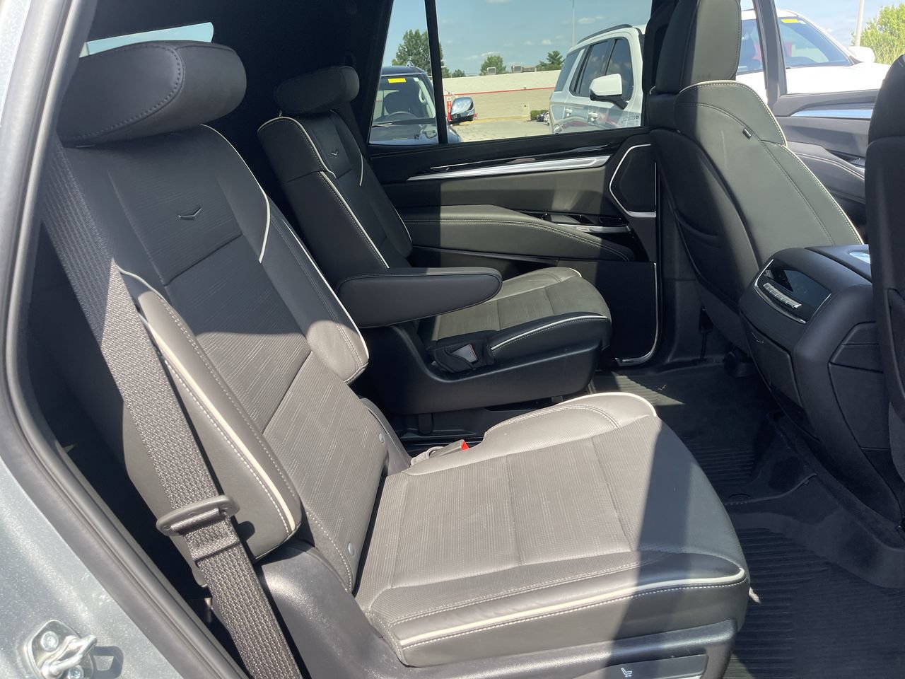 Used 2025 Cadillac Escalade Premium Luxury AWD/4WD image 28