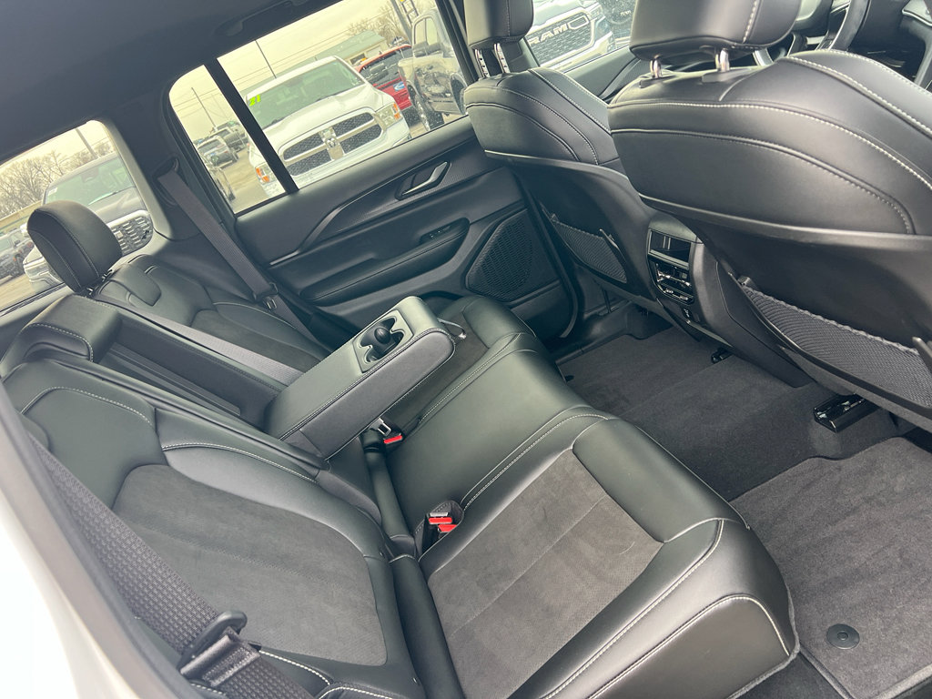 Used 2024 Jeep Grand Cherokee Altitude image 18