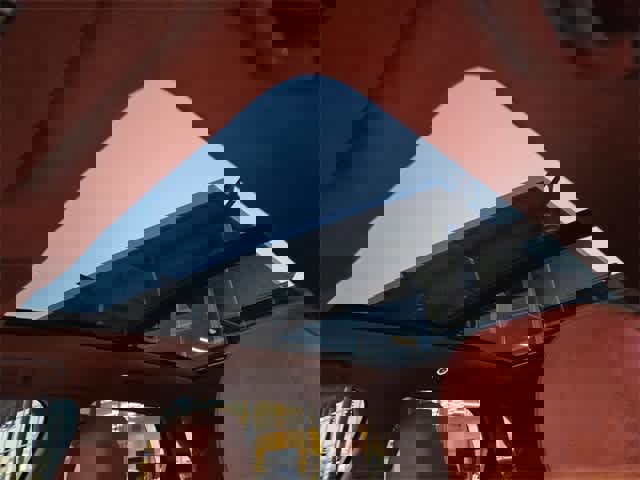 Used 2023 Bentley Bentayga Plug-In Hybrid image 18