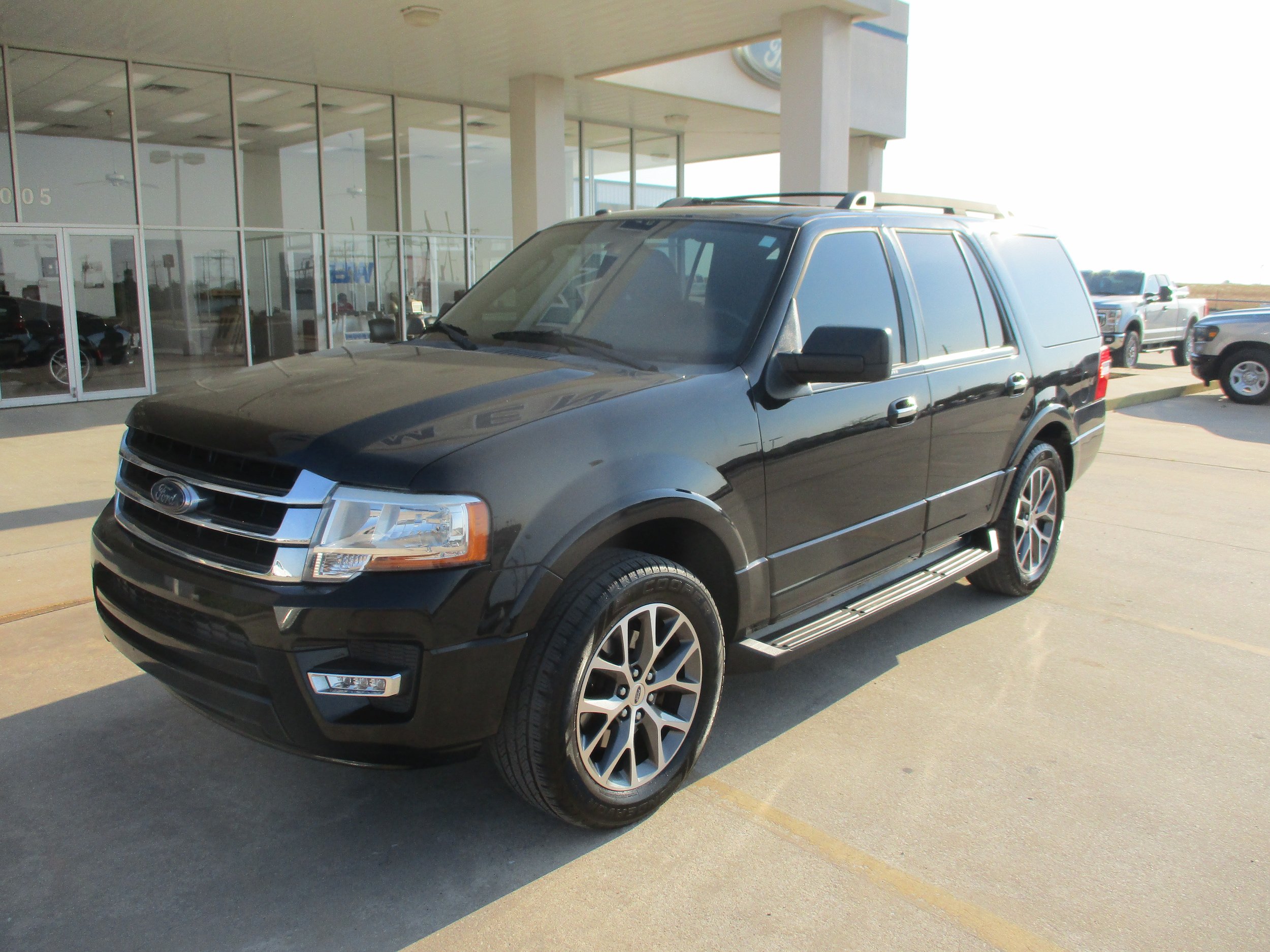 Used 2016 Ford Expedition XLT w/ Equipment Group 202A RWD image 2