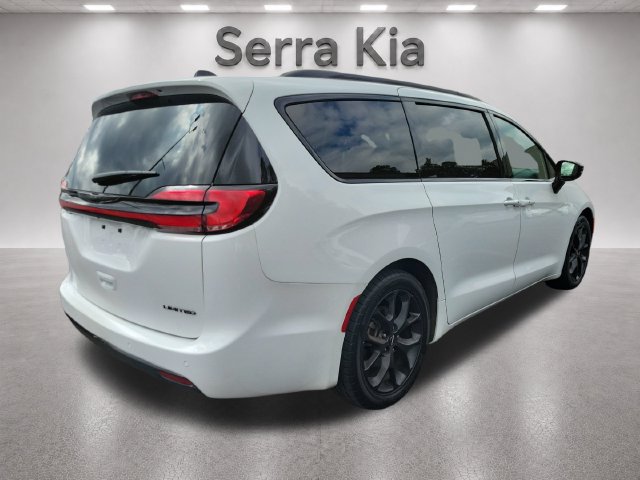 Used 2025 Chrysler Pacifica Limited FWD image 5