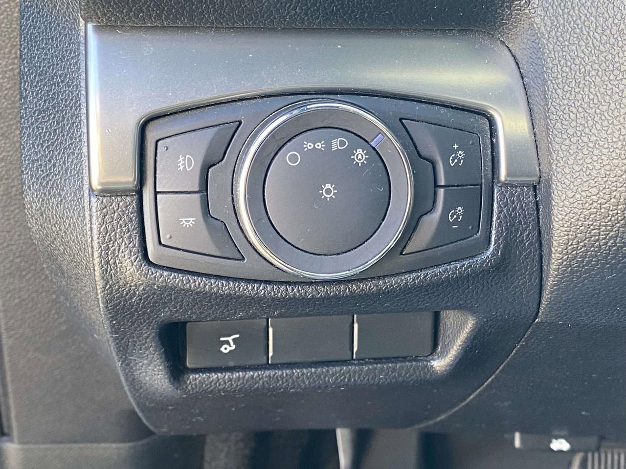 Used 2018 Ford Explorer XLT w/ Equipment Group 202A image 18