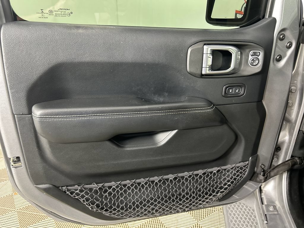 Used 2018 Jeep Wrangler Unlimited Sahara AWD/4WD image 11