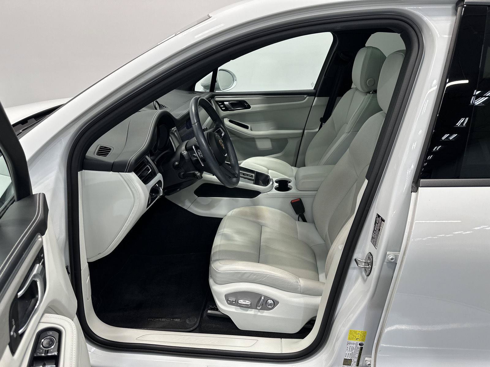 Certified 2023 Porsche Macan AWD/4WD image 17
