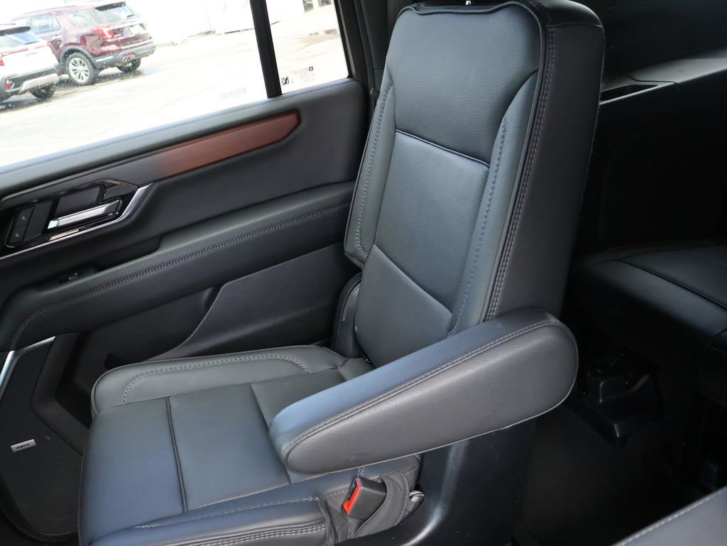 Used 2025 GMC Yukon XL Denali AWD/4WD image 16