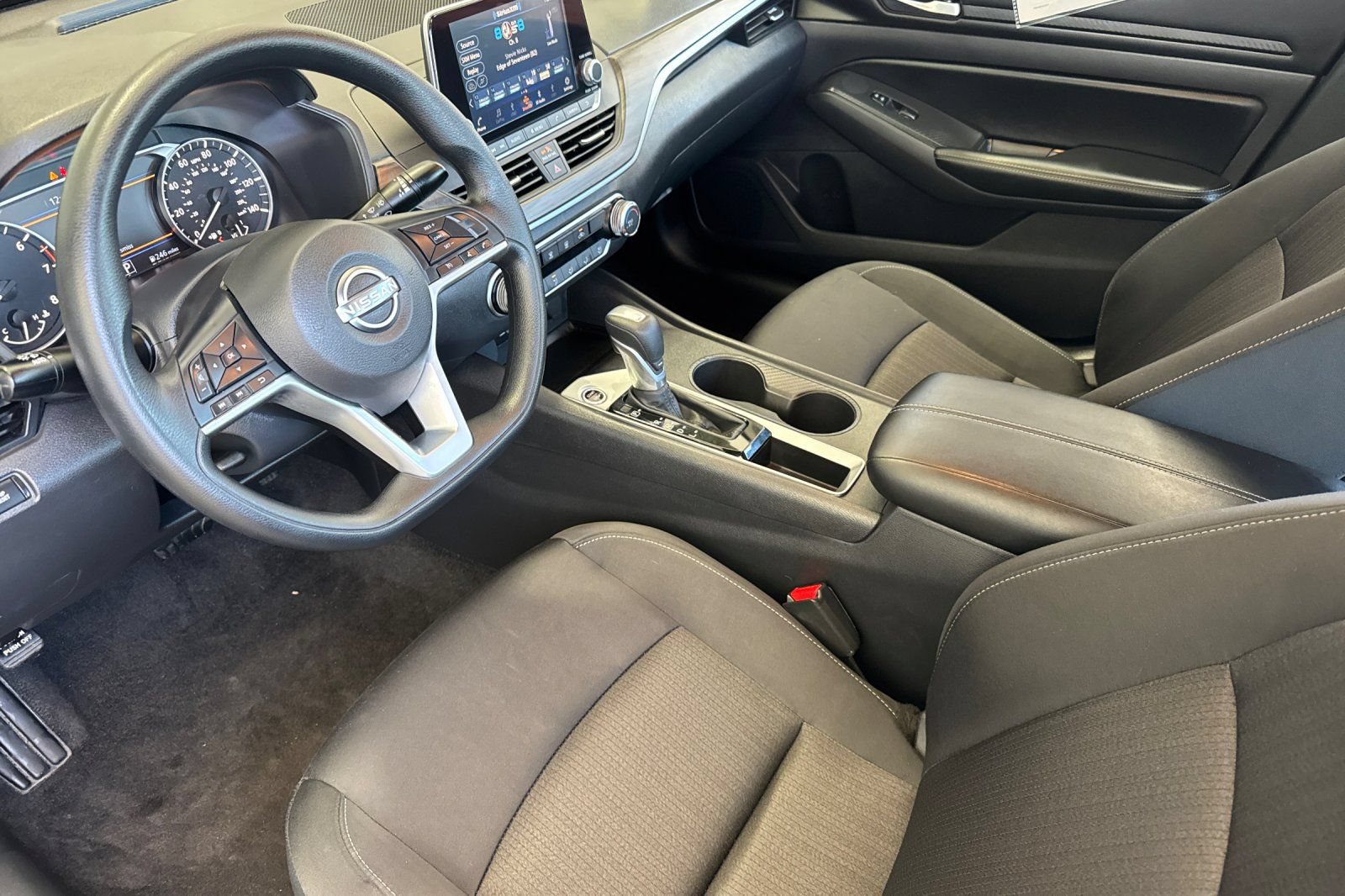 Used 2025 Nissan Altima 2.5 SV FWD image 10
