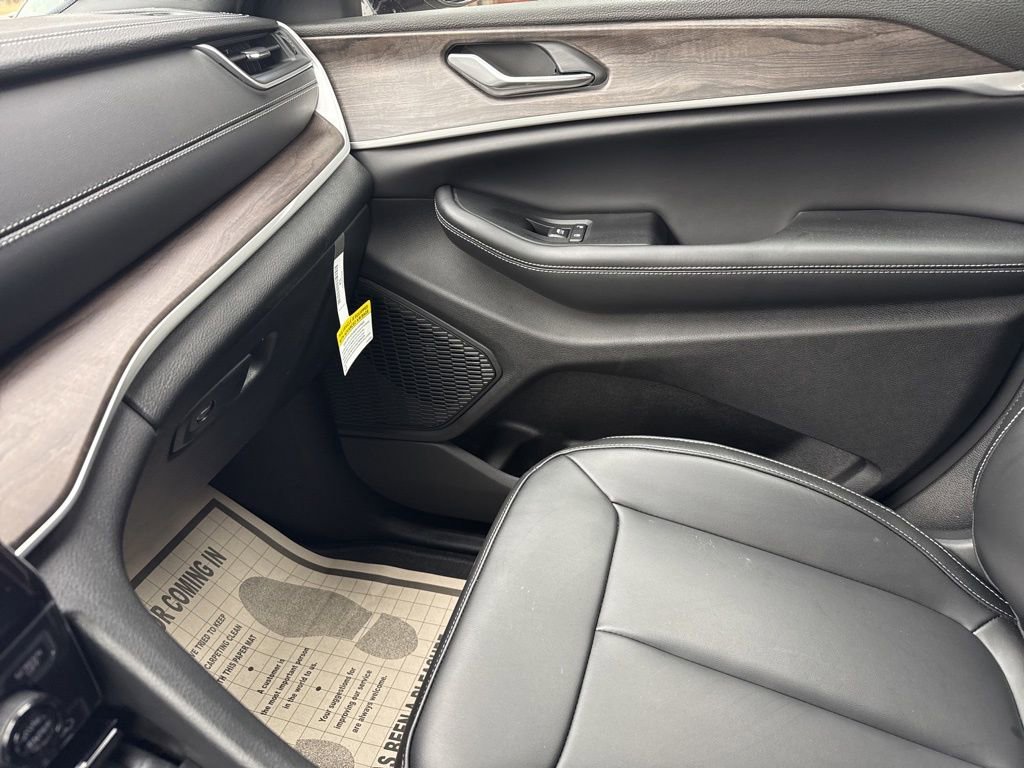 New 2025 Jeep Grand Cherokee L Limited w/ Black Appearance Package image 59