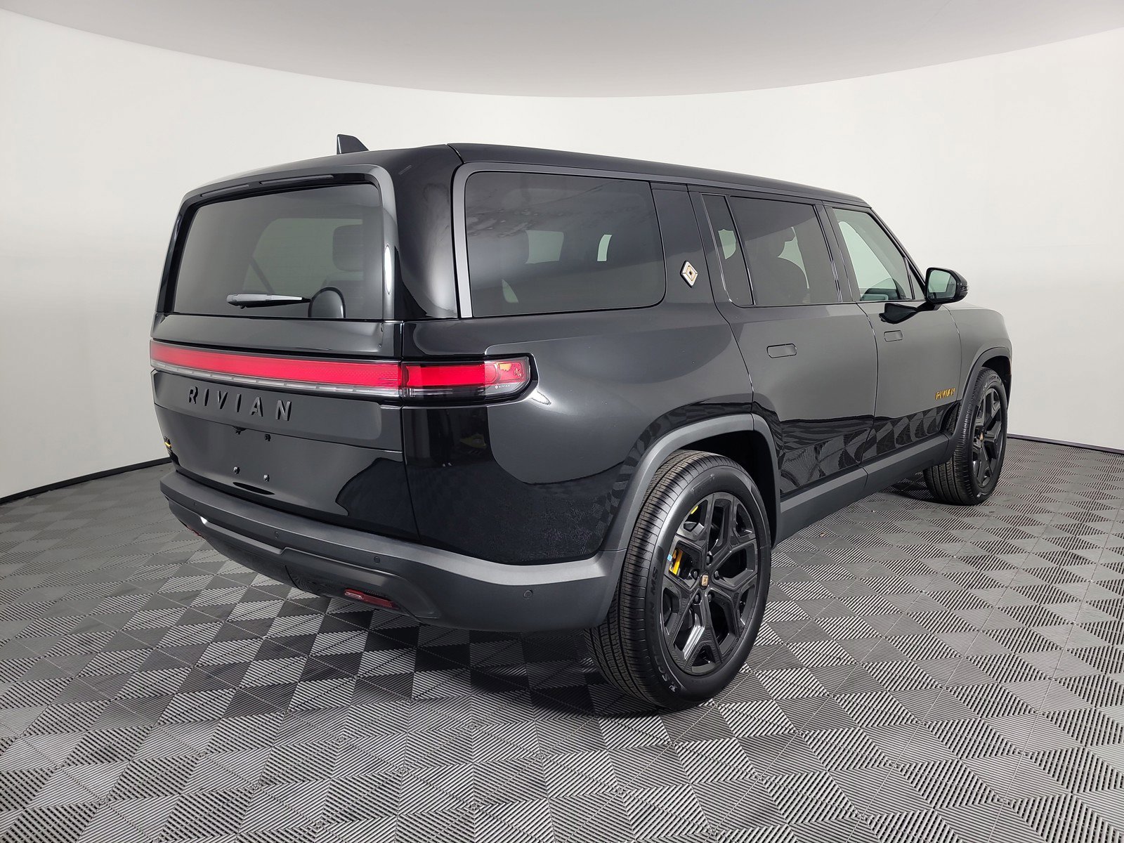 Used 2025 Rivian R1S Premium image 5