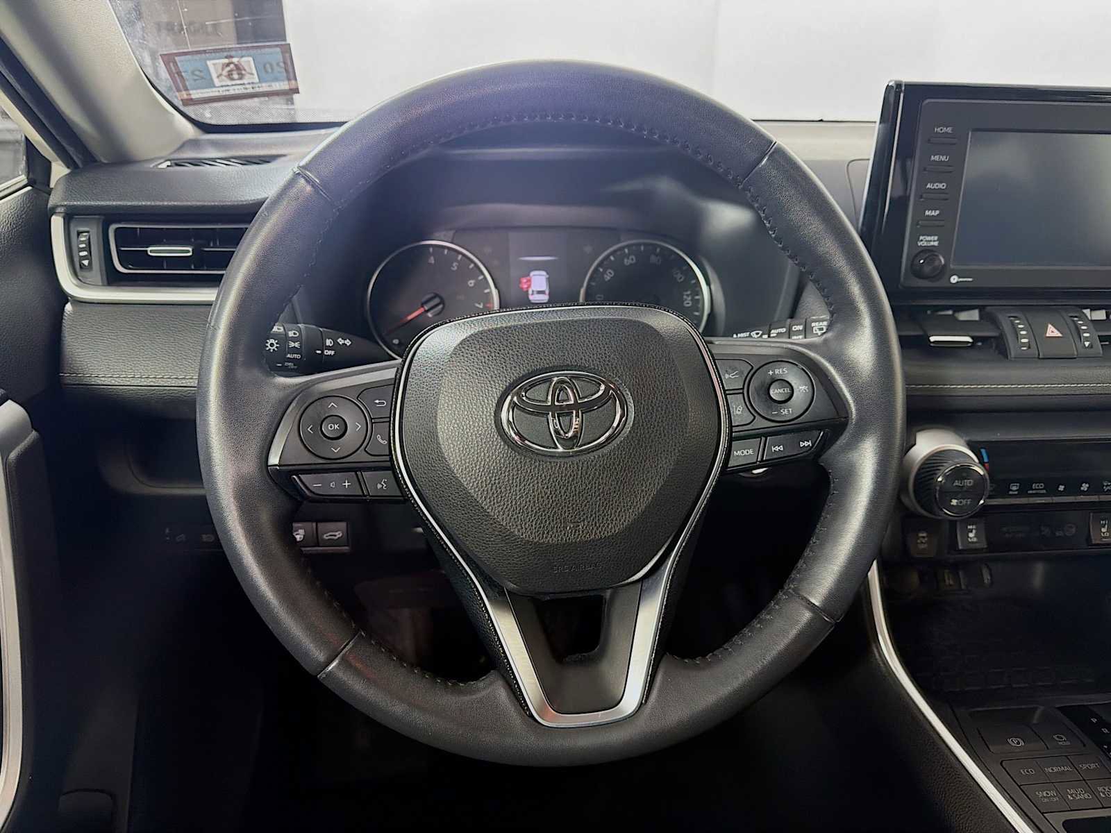 Used 2020 Toyota RAV4 XLE Premium image 9