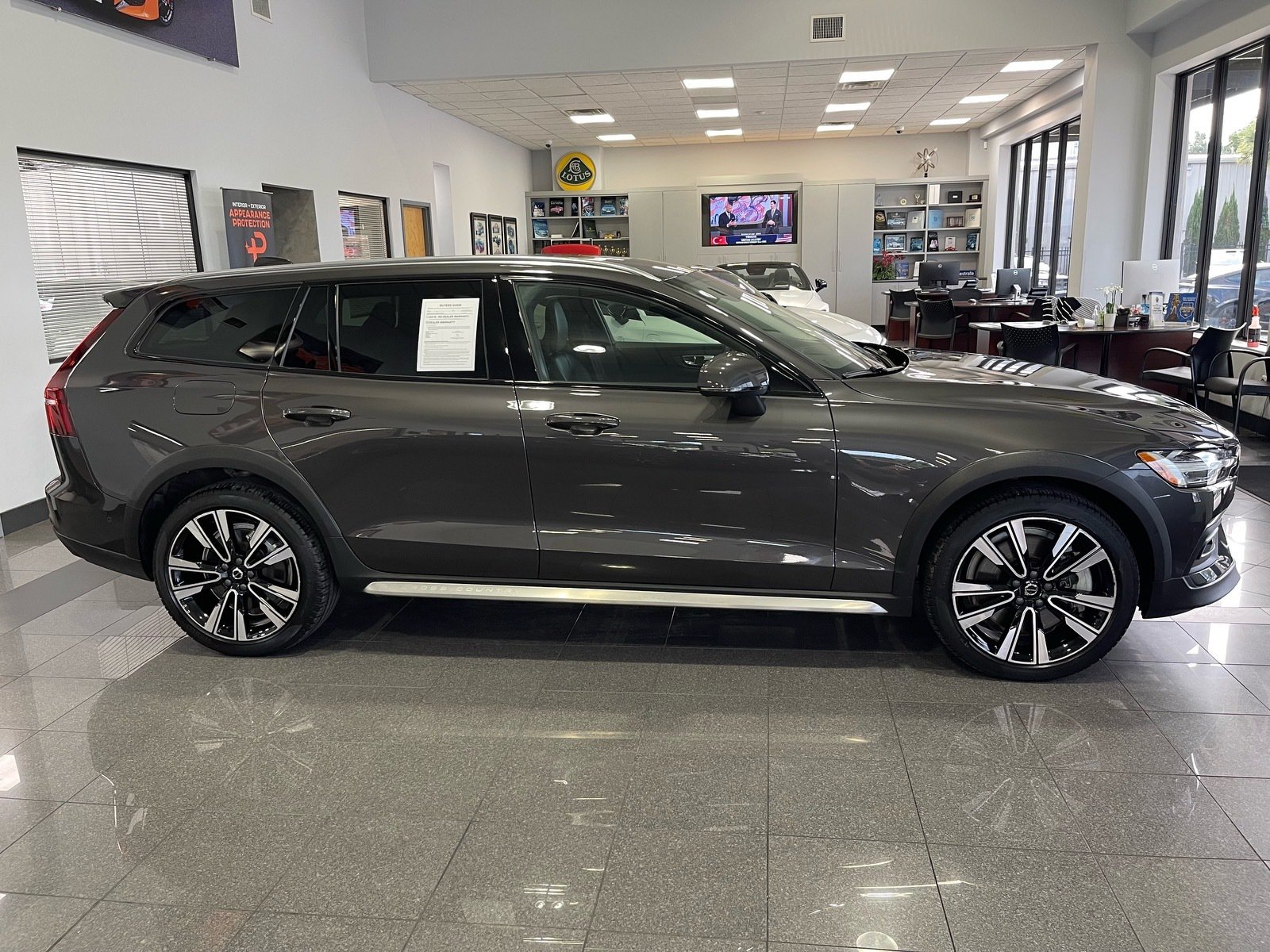 Used 2024 Volvo V60 B5 Cross Country Ultimate AWD/4WD image 6