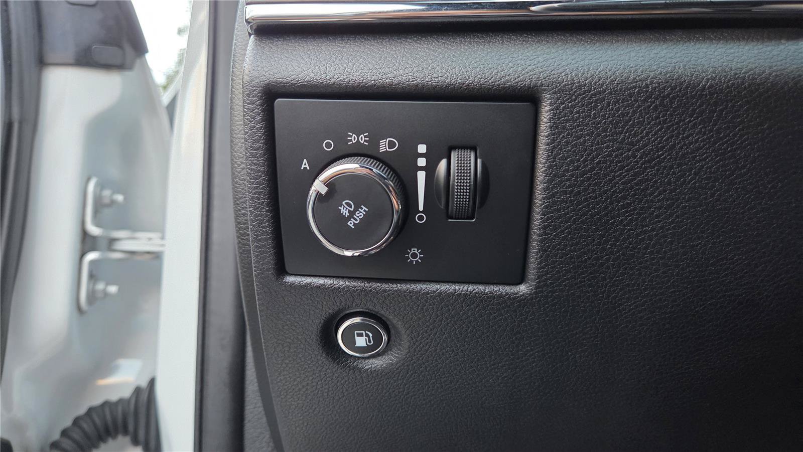 Used 2018 Jeep Grand Cherokee Overland AWD/4WD image 16