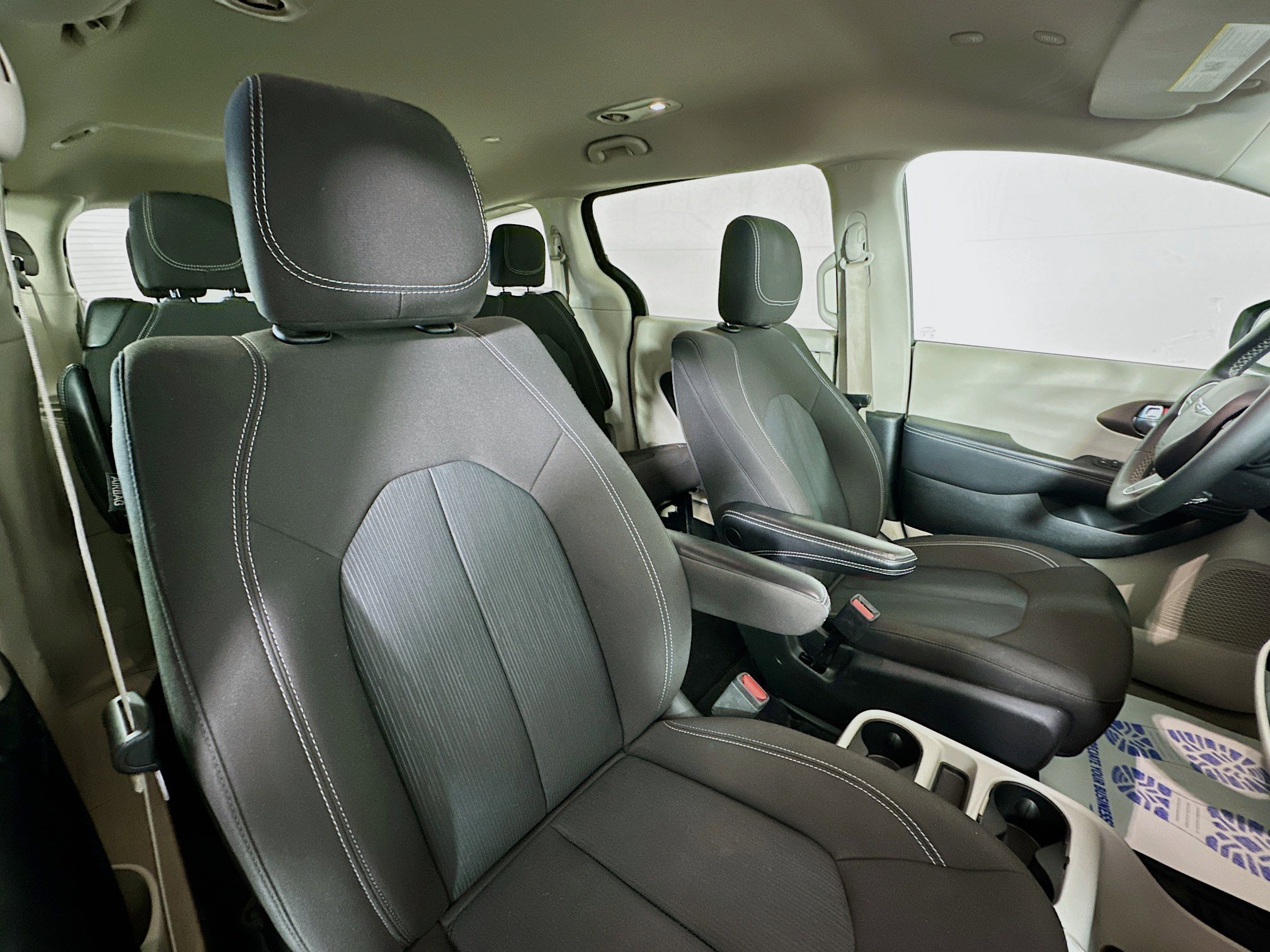 Used 2023 Chrysler Voyager LX image 27