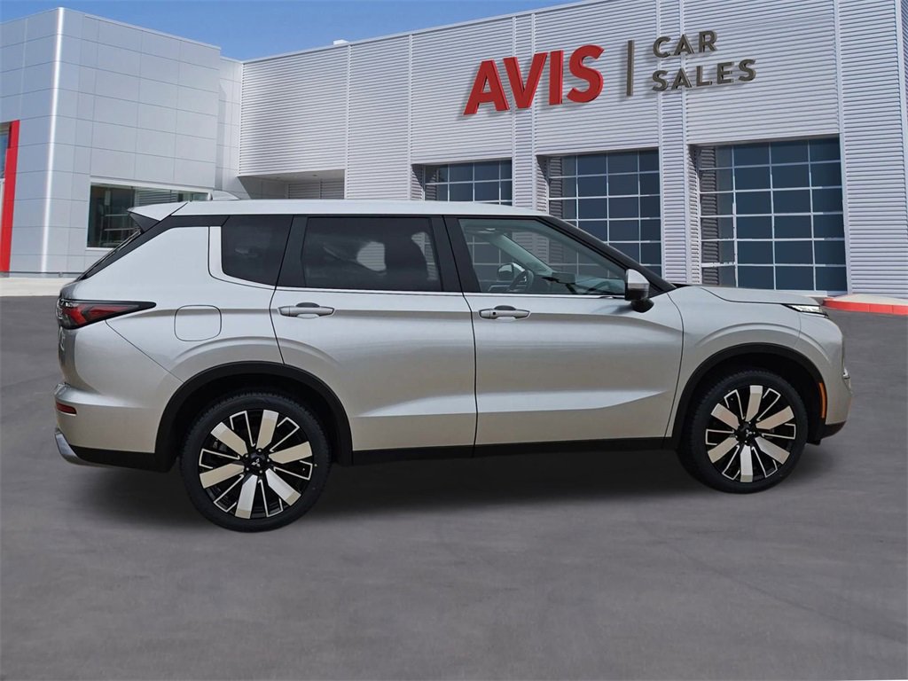 Used 2025 Mitsubishi Outlander SE image 7