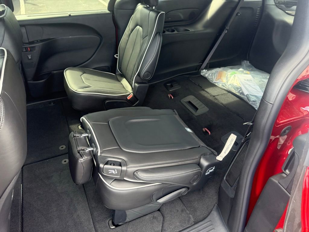 New 2027 Chrysler Pacifica Limited AWD/4WD image 34