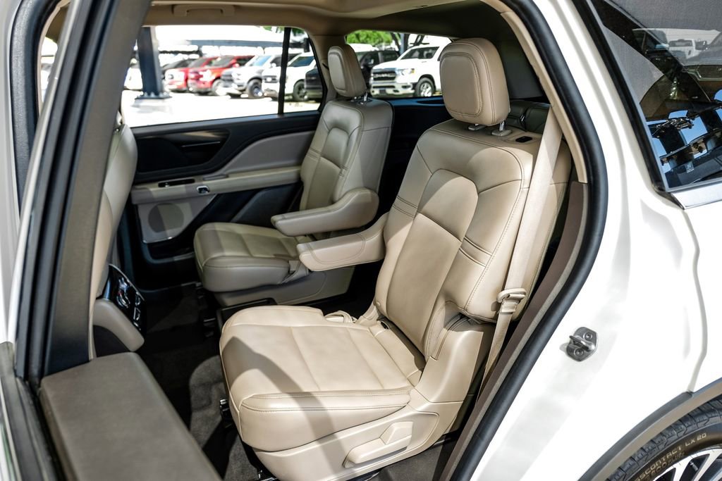 Used 2023 Lincoln Aviator AWD w/ Premium Package image 38