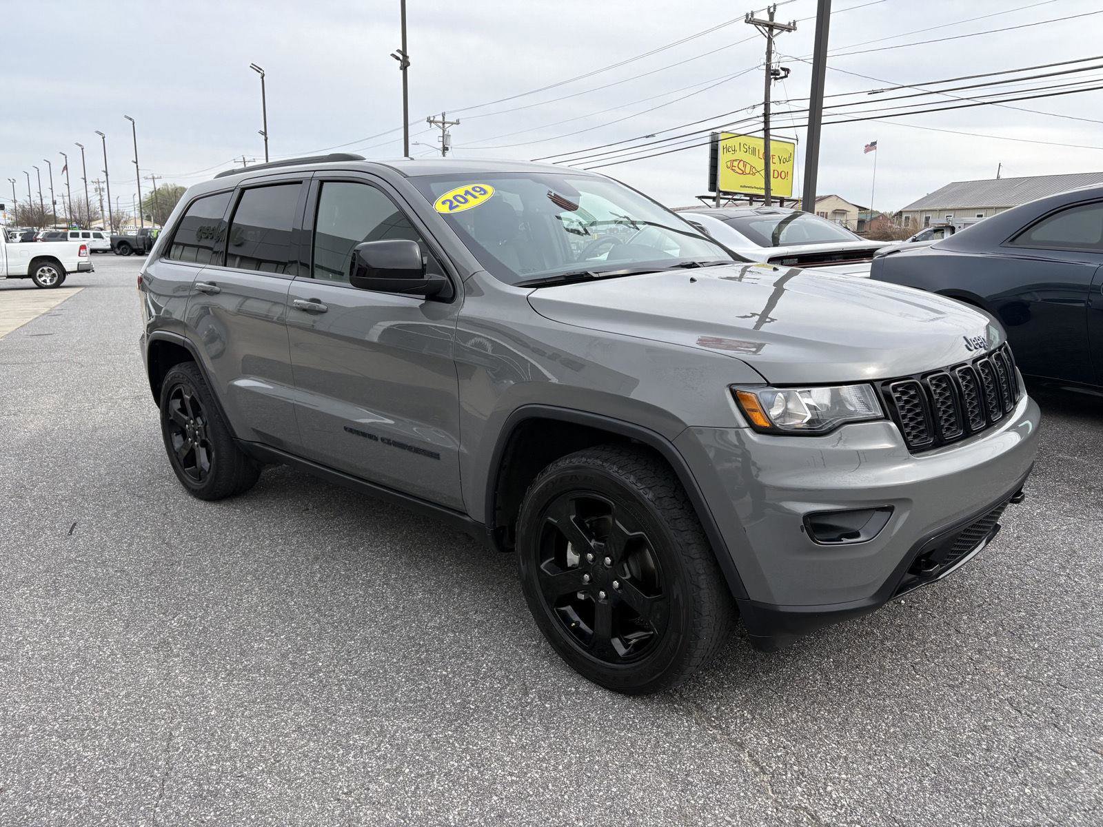 Used 2019 Jeep Grand Cherokee Laredo image 3