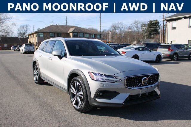 Used 2025 Volvo V60 B5 Cross Country Plus image 2