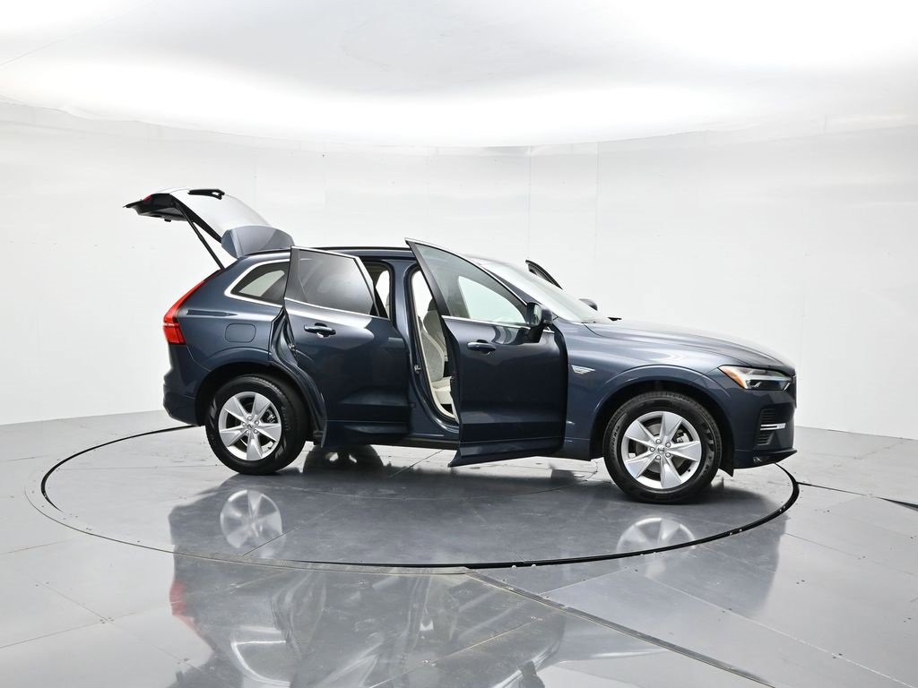 Used 2022 Volvo XC60 B5 Momentum image 45