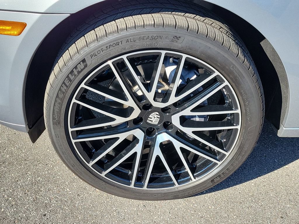 Certified 2025 Porsche Macan Turbo image 12