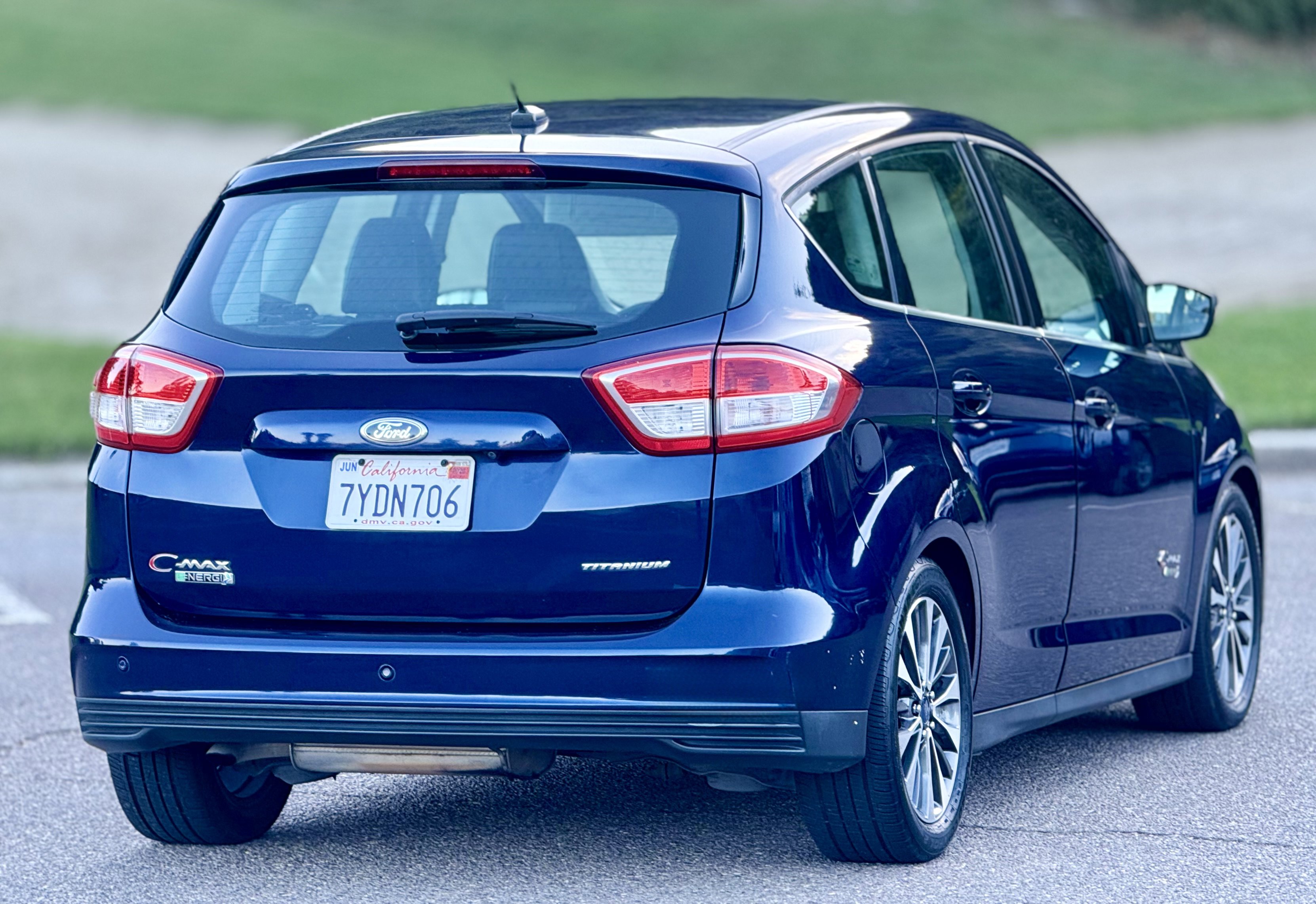 Used 2017 Ford C-MAX Energi Titanium FWD image 7