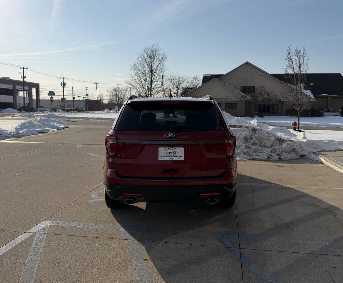 Used 2018 Ford Explorer XLT w/ Equipment Group 202A image 6