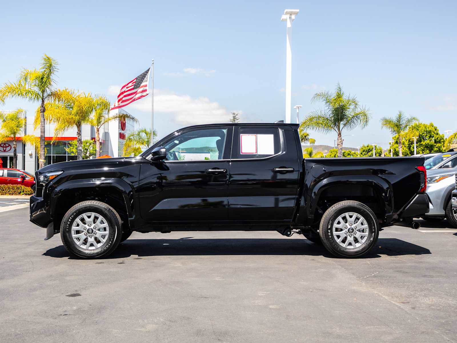 Used 2025 Toyota Tacoma SR w/ SR Upgrade Package AWD/4WD image 4