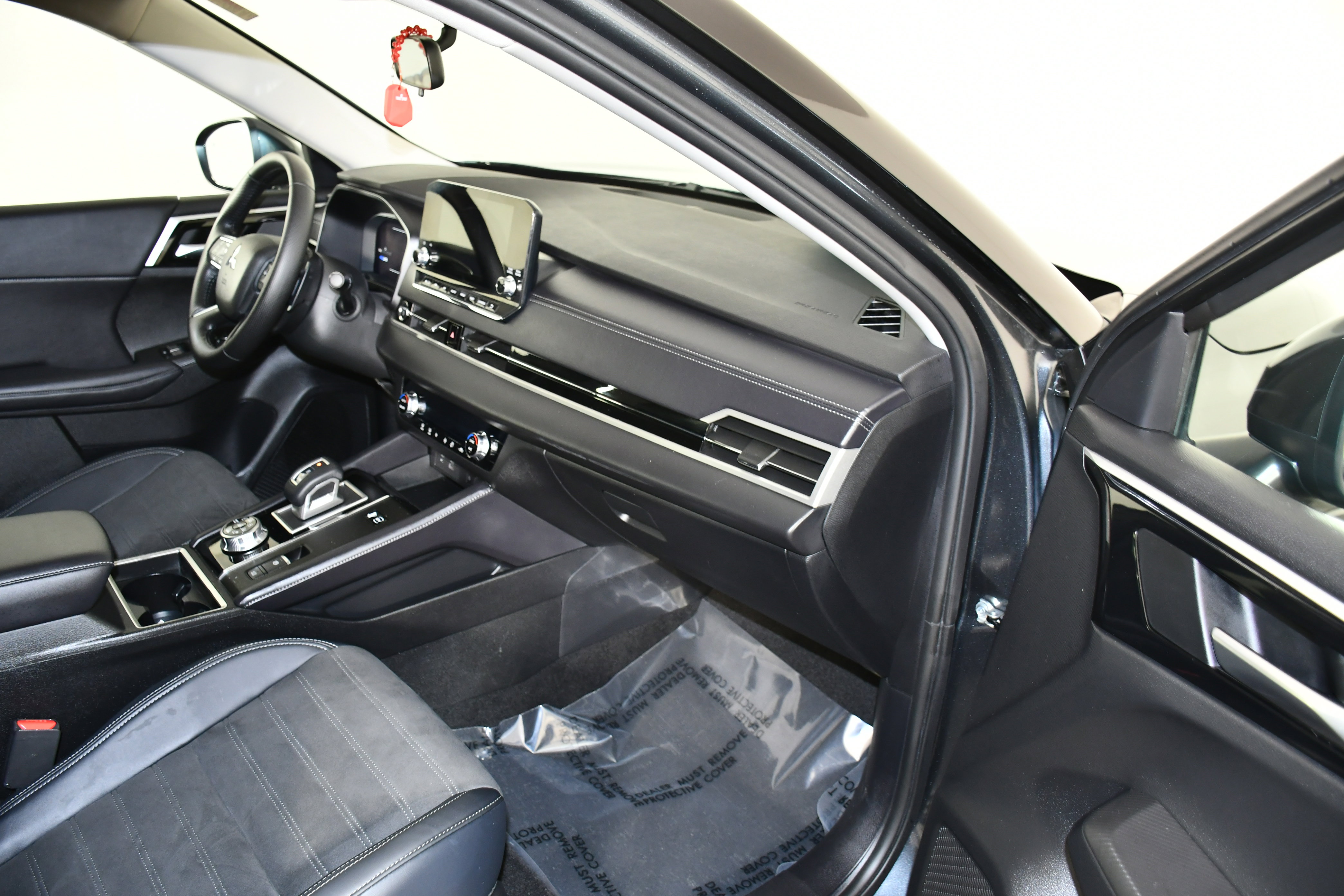 Used 2025 Mitsubishi Outlander SE image 35