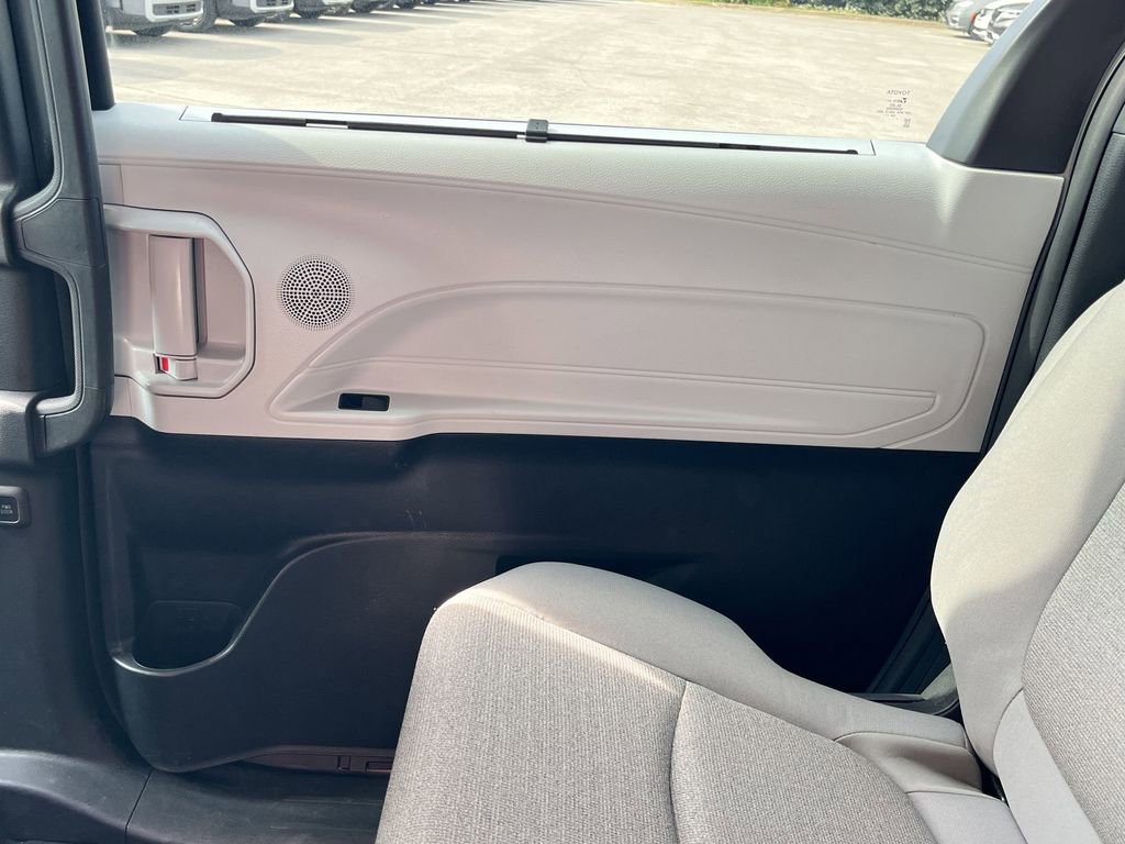 Used 2025 Toyota Sienna LE FWD image 26