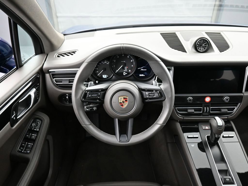 Certified 2025 Porsche Macan image 18