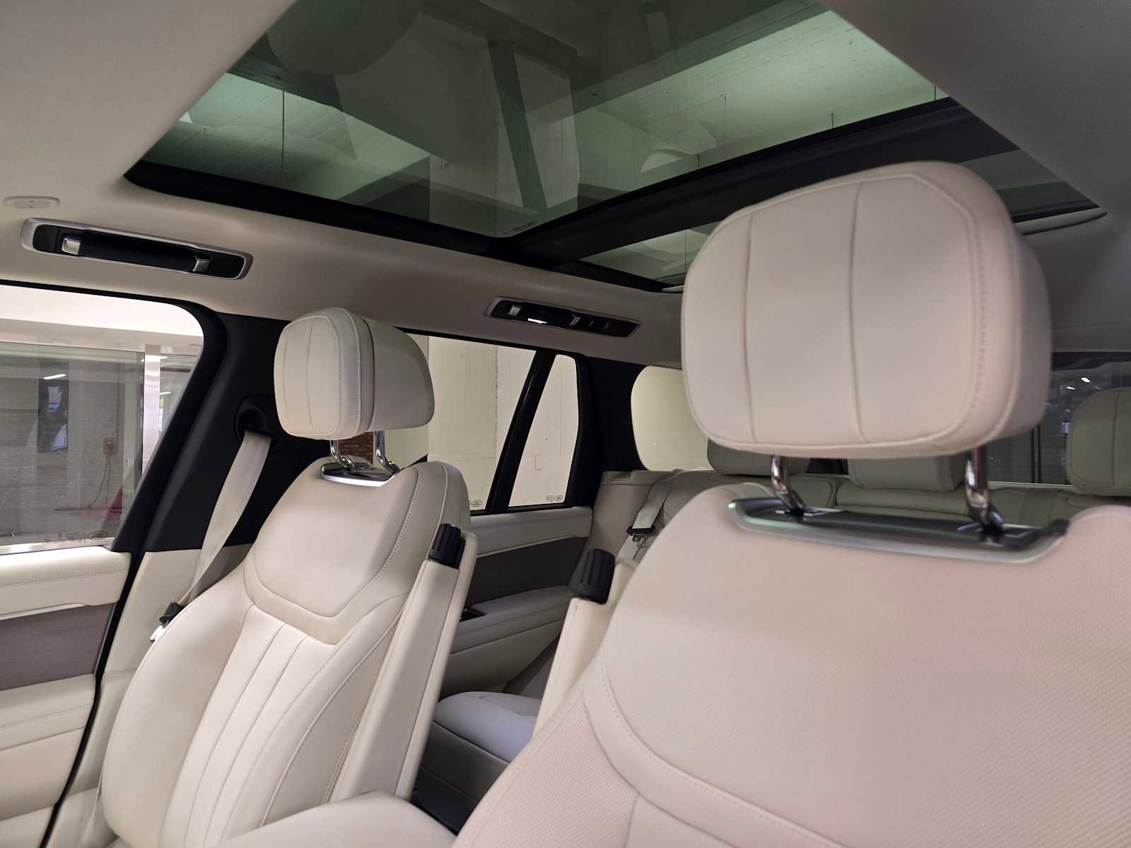 New 2026 Land Rover Range Rover SE image 23