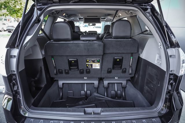 Used 2020 Toyota Sienna SE Premium FWD image 22