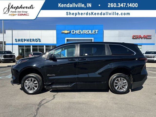 Used 2024 Toyota Sienna LE image 1