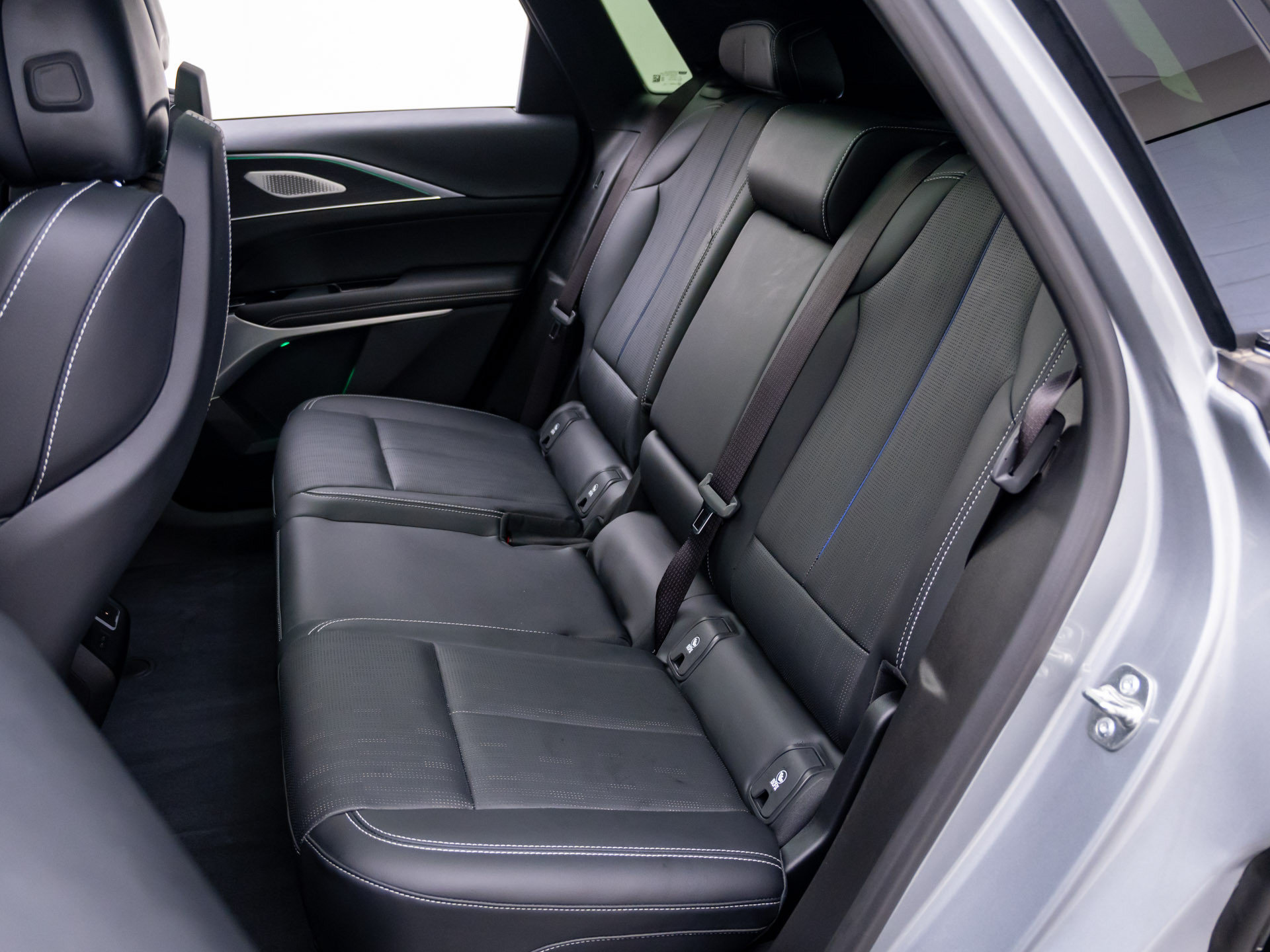 Certified 2025 Cadillac Lyriq Luxury w/ LPO, Floor Liner Package AWD/4WD image 19