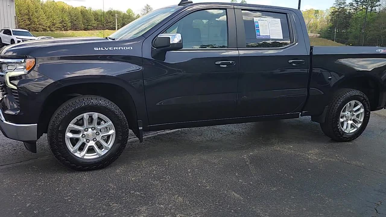 Used 2022 Chevrolet Silverado 1500 LT AWD/4WD image 4