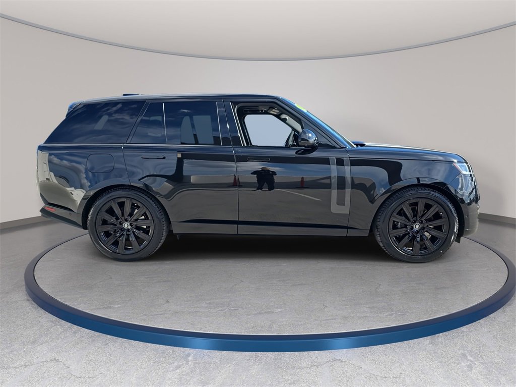 Certified 2025 Land Rover Range Rover SE image 4