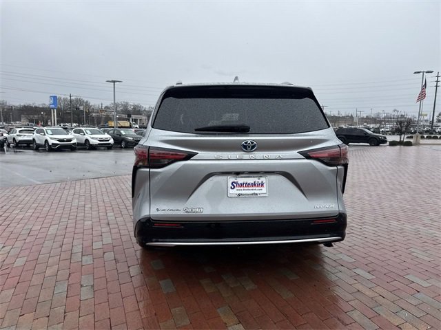 Used 2025 Toyota Sienna Platinum image 35