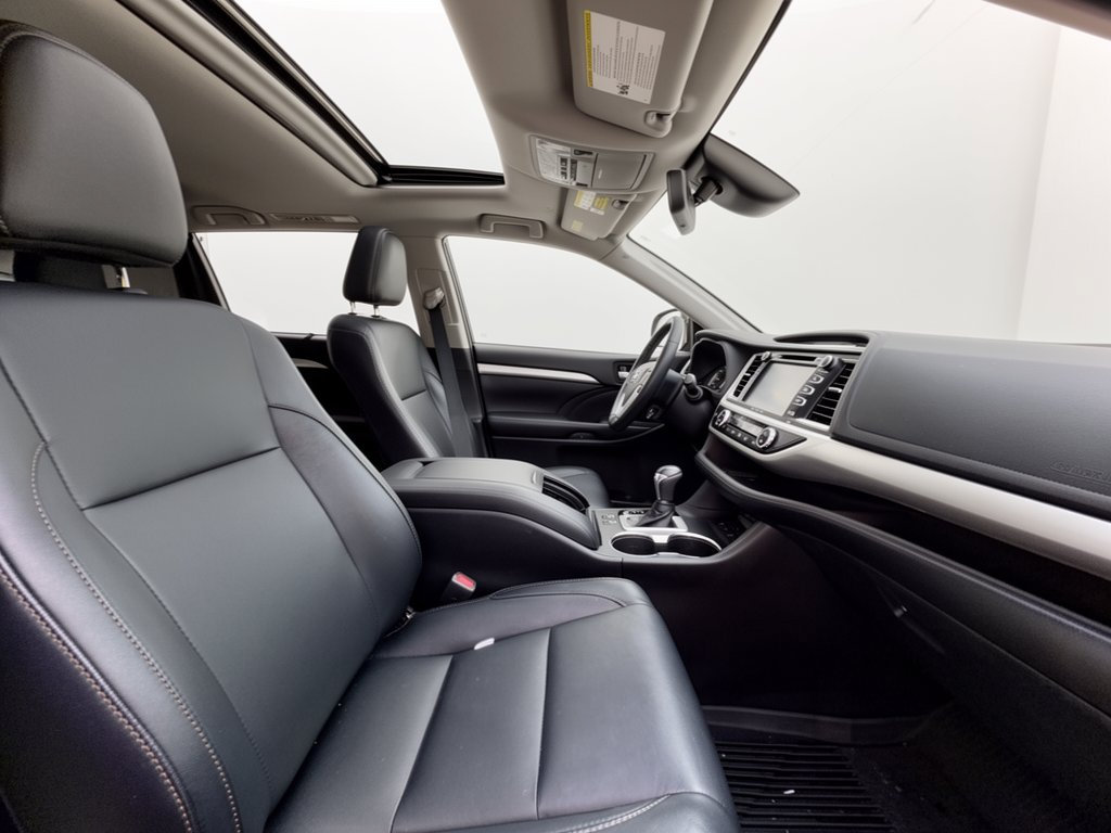Used 2018 Toyota Highlander XLE AWD/4WD image 30