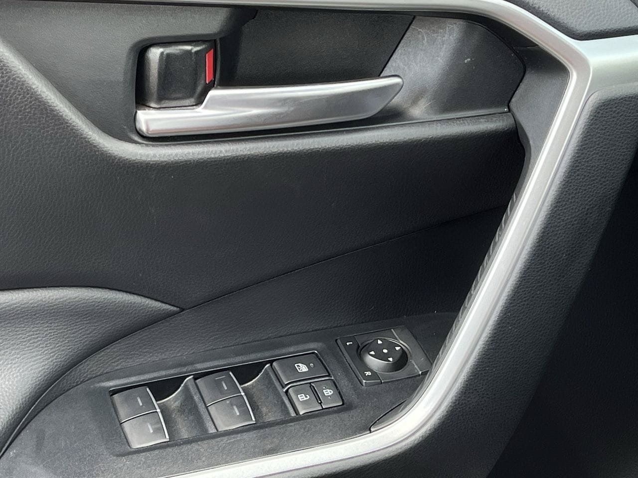 Used 2025 Toyota RAV4 XLE FWD image 21