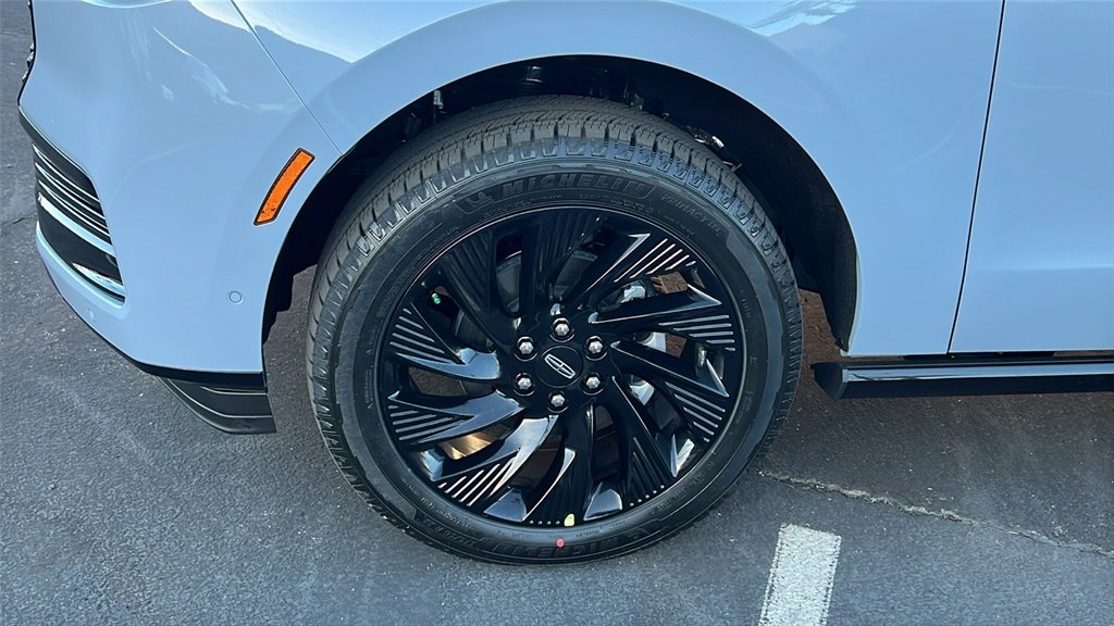 New 2025 Lincoln Navigator L Reserve w/ Jet Appearance Package image 4