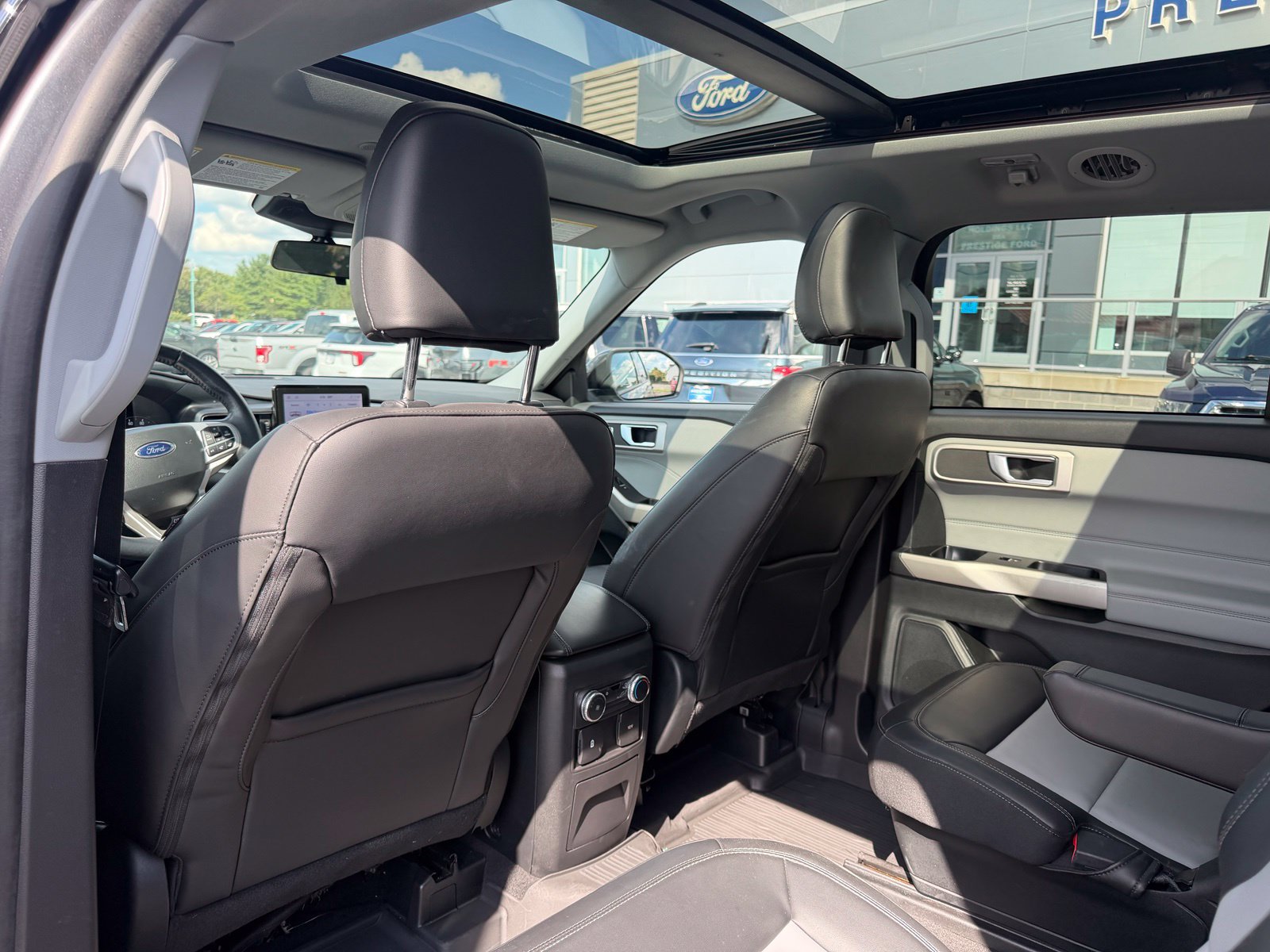 Used 2022 Ford Explorer XLT w/ Equipment Group 202A AWD/4WD image 30