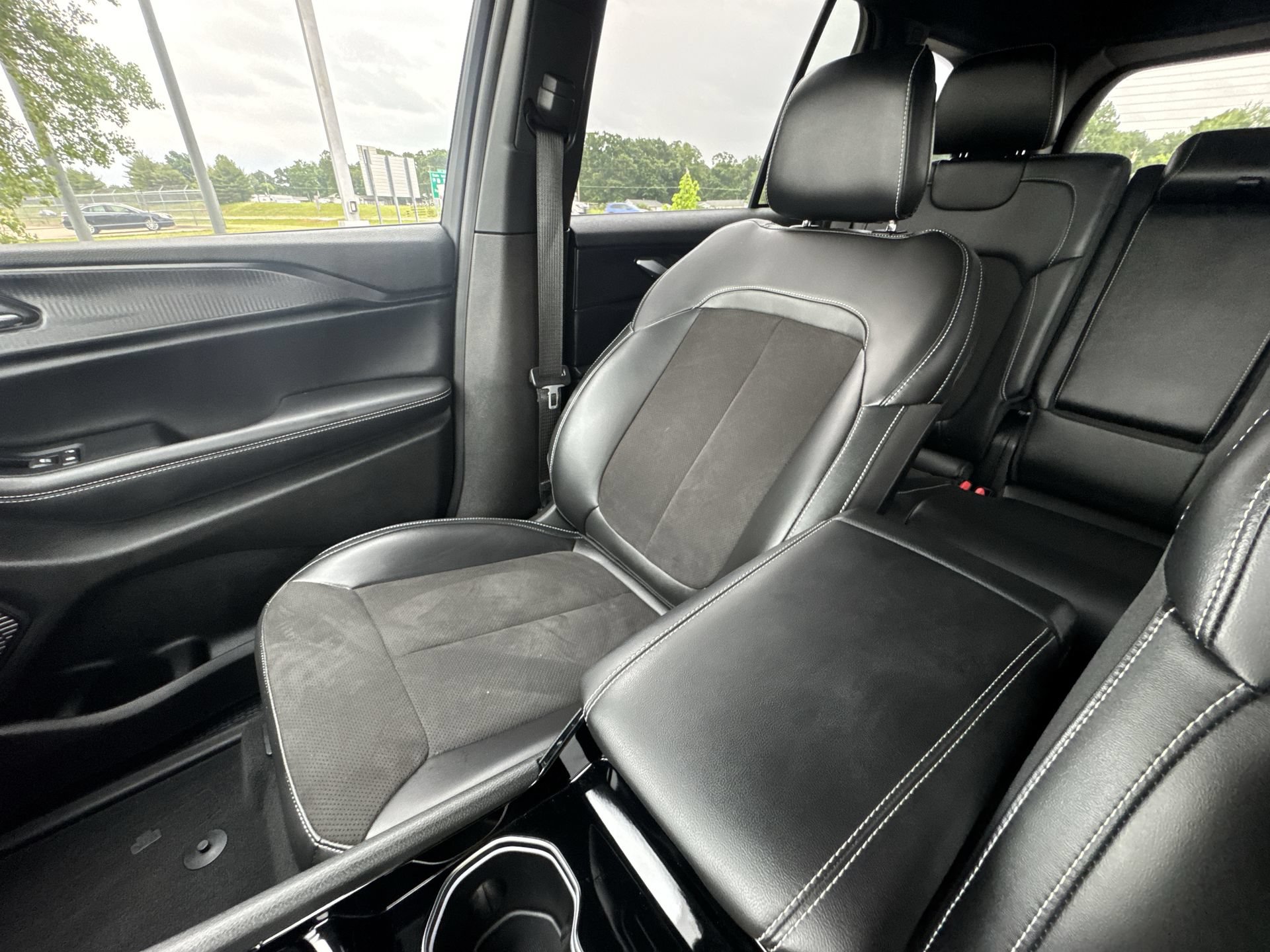 Used 2023 Jeep Grand Cherokee Altitude AWD/4WD image 20